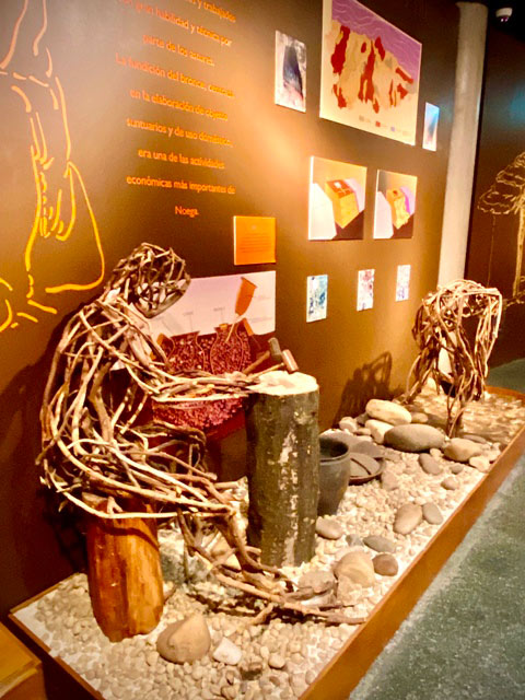 Representación de un Cilúrnigo trabajando el metal. en el museo arqueológico de la campa torres en Gijón