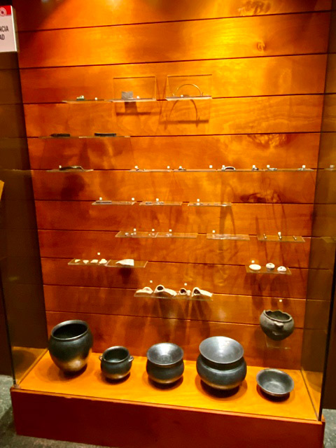 Piezas arqueológicas procedentes de las excavaciones en el museo de la campa torres en Gijón