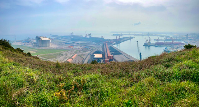 Vista del Puerto del Musel desde el parque arqueológico-natural de la campa torres en Gijón