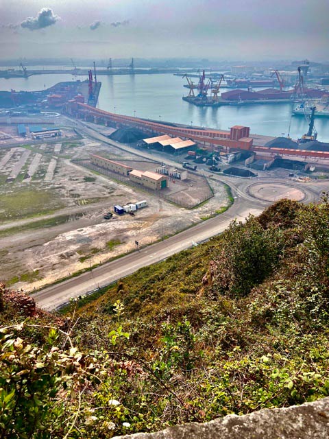 Vista del Puerto del Musel desde el parque arqueológico-natural de la campa torres en Gijón
