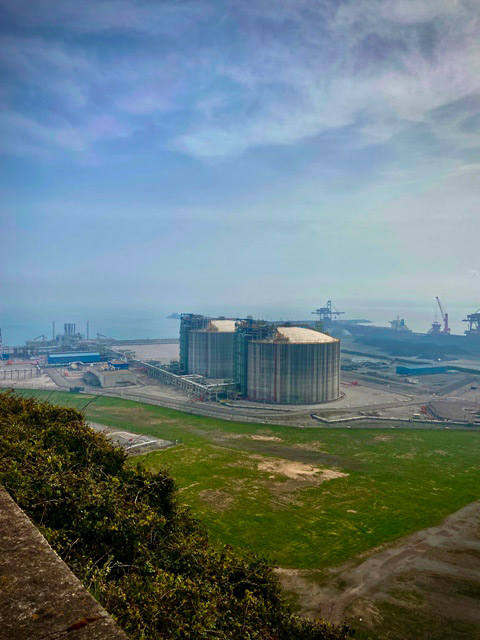 Vista del Puerto del Musel desde el parque arqueológico-natural de la campa torres en Gijón