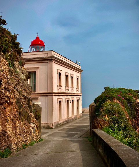 Edificio del faro de Torres dentro del Parque Arquológico de la Campa Torres