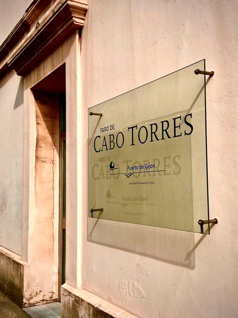 Entrada al edificio del Faro de Cabo Torres en Gijón