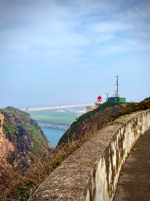 Camino por el que accedes al Faro de Torres en Gijón