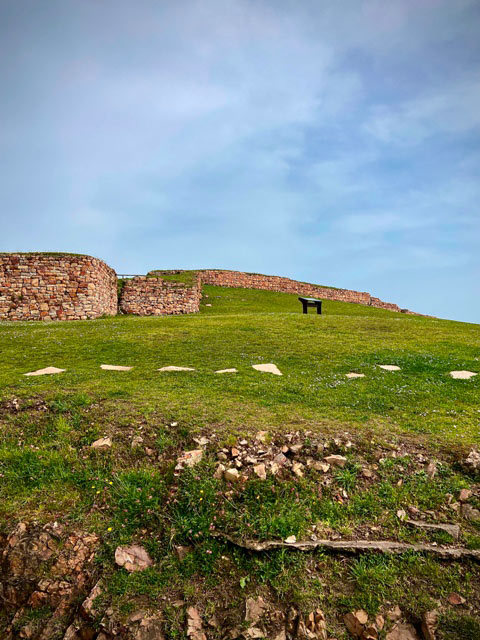 contrafoso y muralla en el parque arquológico de la Campa Torres