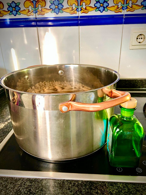 olla alta y ancha para la fabada
