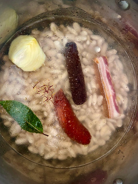 fabas cubiertas con dos dedos de agua