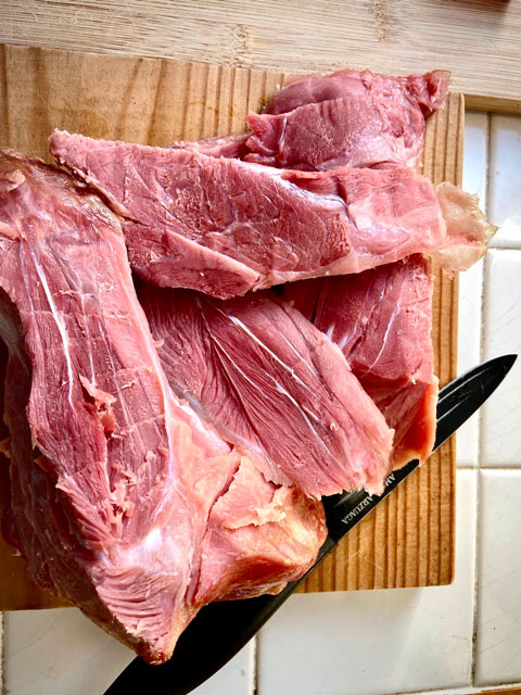 Lacón cocido 20 minutos y troceado