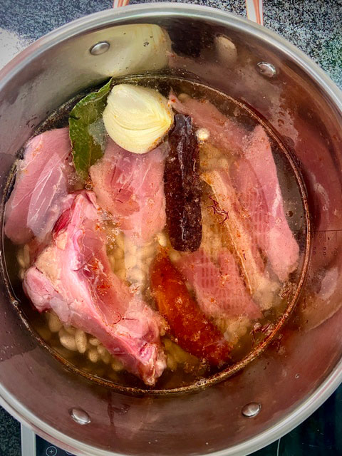 fabada preparada para empezar a cocer