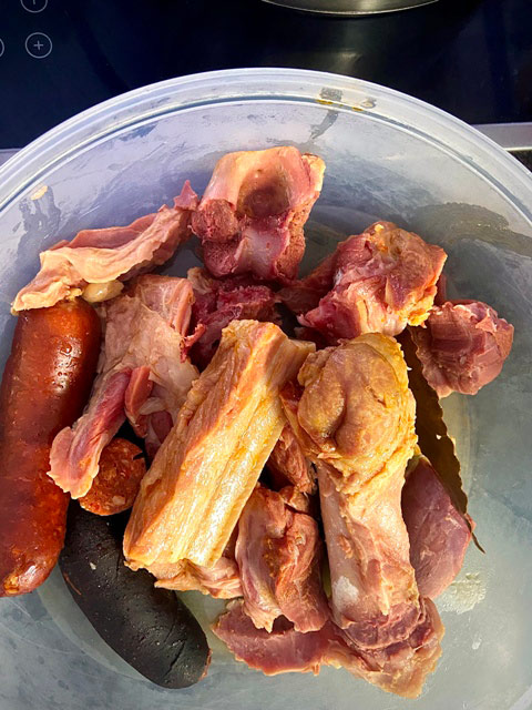 compango en un plato aparte para trocear en pequeñas porciones para comer con la fabada