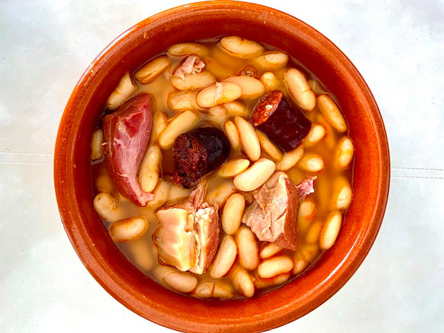 Plato de fabada asturiana listo para degustar