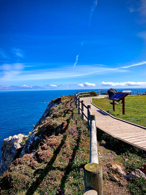 Pasarelas en los acantilados de Cabo Peñas