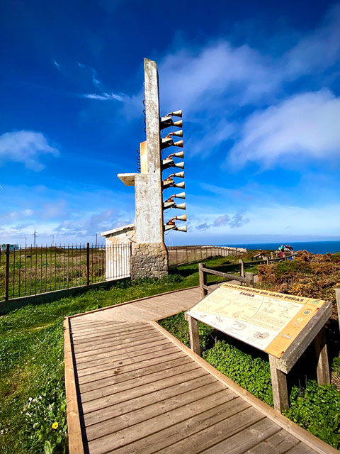 Poste de altavoces para las sirenas de niebla en Cabo Peñas