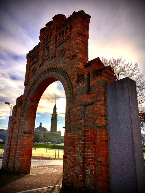 Vista de la torre de la laboral desde un carril bici