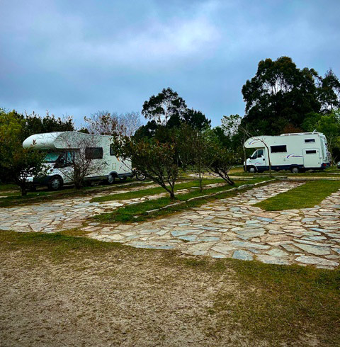 Aparcamiento en la zona de Sabugo - Valdés para bajar a la playa de Barayo