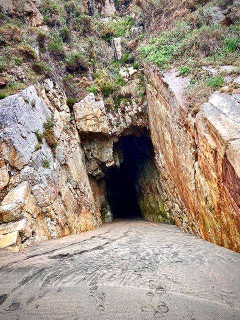 Cuevas en bajamar en la playa de Barayo