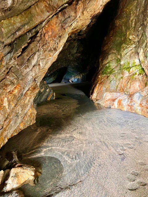 Cuevas en bajamar en la playa de Barayo