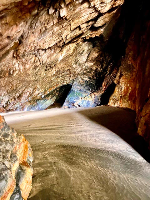 Cuevas en bajamar en la playa de Barayo