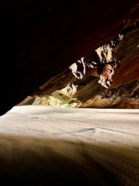 Cuevas en bajamar en la playa de Barayo