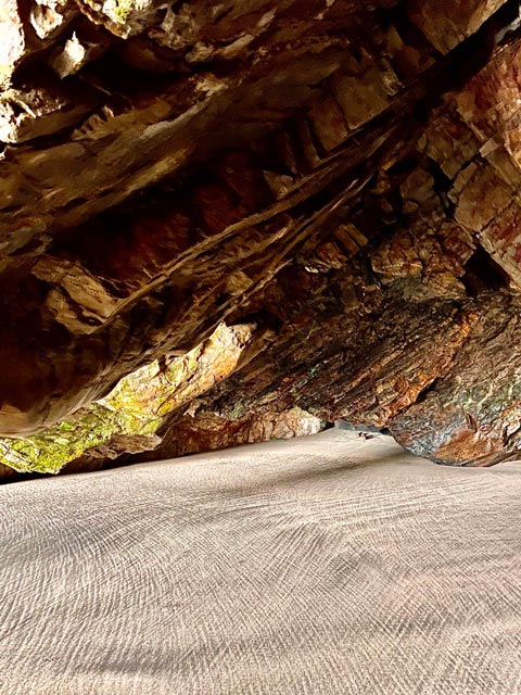 Cuevas en bajamar en la playa de Barayo