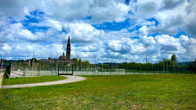 Zona para la práctica de deportes en la universidad laboral de Gijón