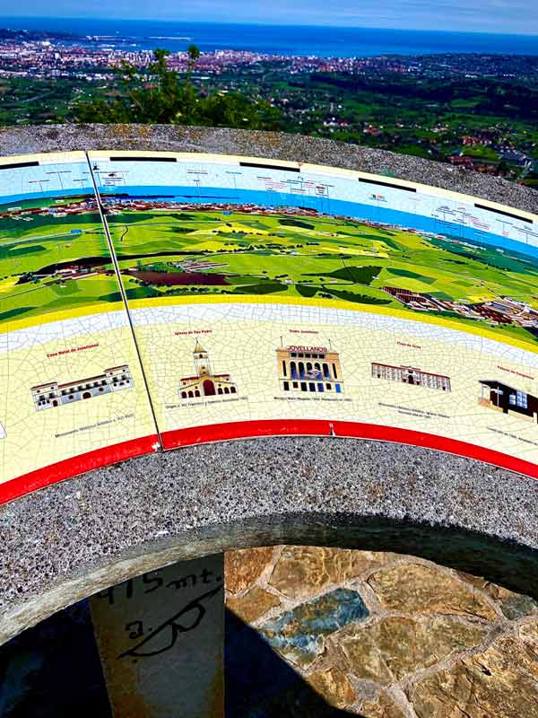 Panel cerámico en el mirador del Pico el Sol en Gijón