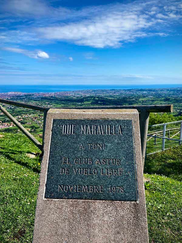 Placa dedicatoria a Toni del club Astur Vuelo Libre en el Pico el Sol, en Gijón