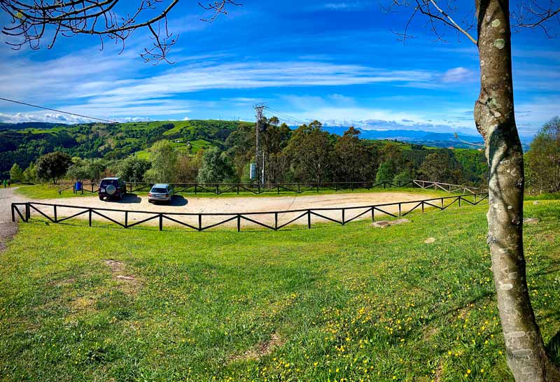 Aparcamiento en la cima de el Pico el Sol en Gijón