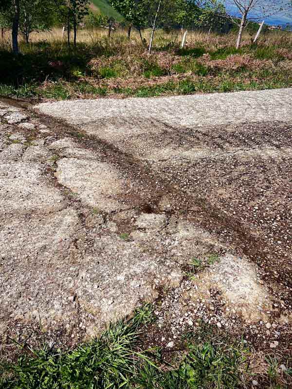 regueros en el hormigón en la subida al pico el Sol en Gijón