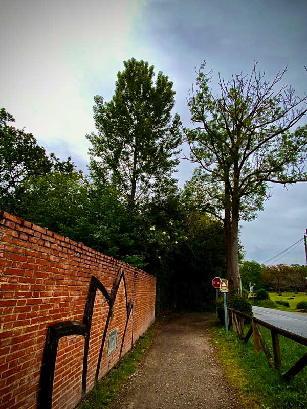 El cruce de la carretera antes de entrar en La Carbayera de El Tragamón en Gijón