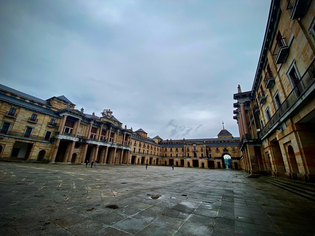 Otra perspectiva de la Plaza Central de la universidad laboral de Gijón