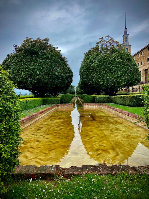 Zona de jardines y estanque de la universidad laboral de Gijón