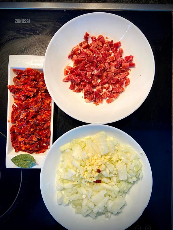 Ingredientes troceados para cocinar llámparas a la sidra