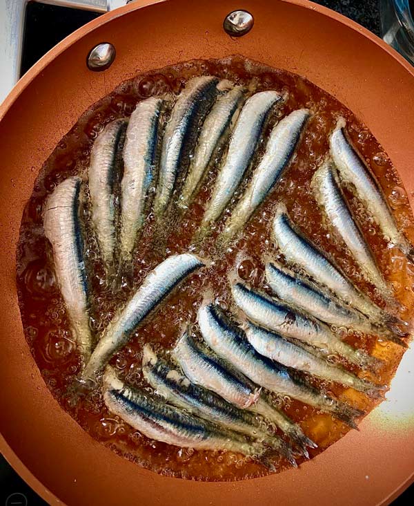 friendo bocartes para la empanada de bocartes