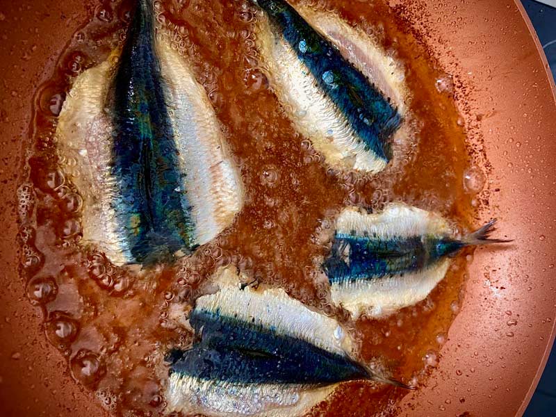 Friendo sardinas para hacer con pìsto