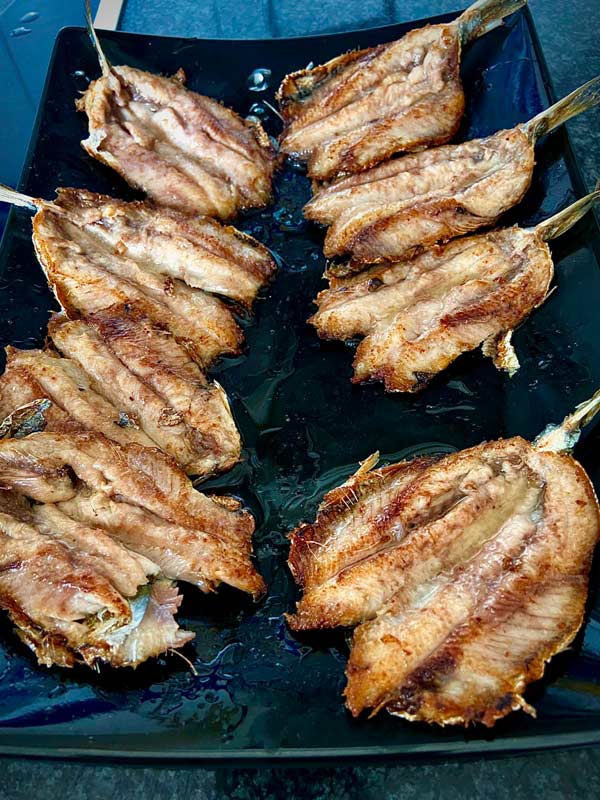 Friendo sardinas para hacer con pìsto