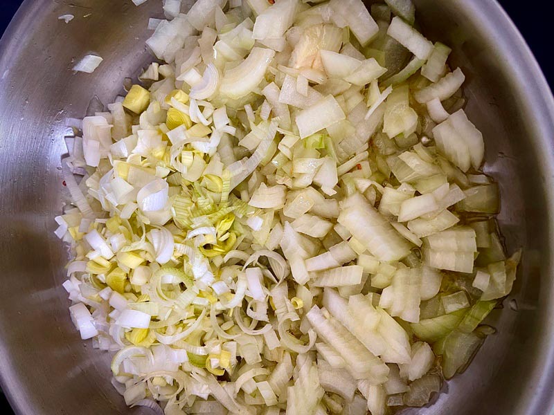 Haciendo el pisto para la empanada de bocartes