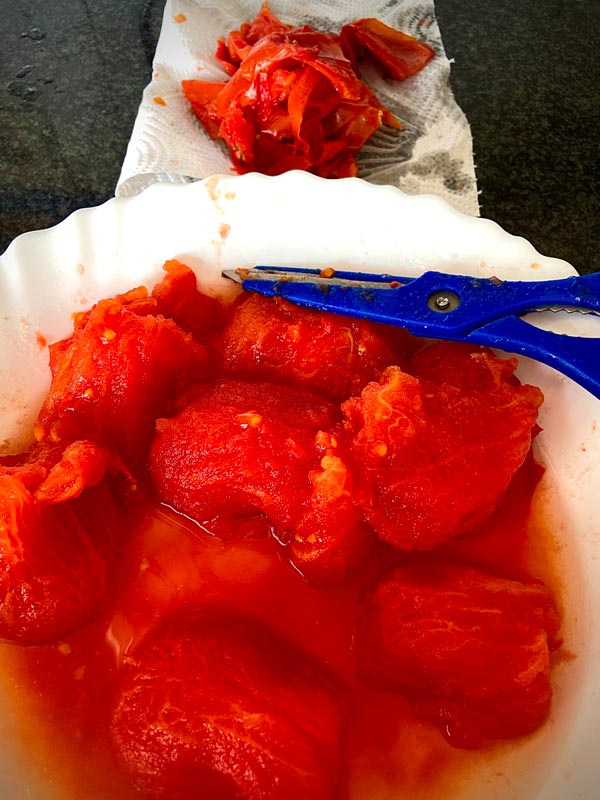 Tomates pelados listos para triturar para el pisto de la empanada de bocartes