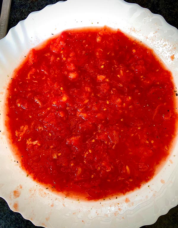 Tomates ya triturados con la tijera para la empanada de bocartes