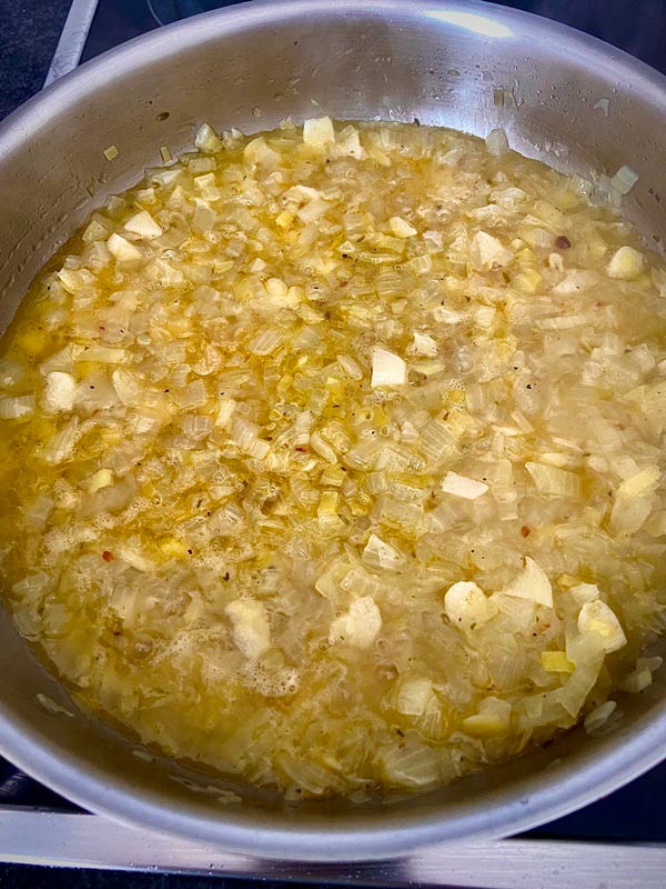 Preparando el sofrito para la empanada de bocartes