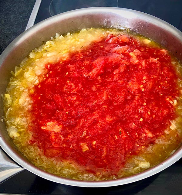 Preparando el sofrito para la empanada de bocartes