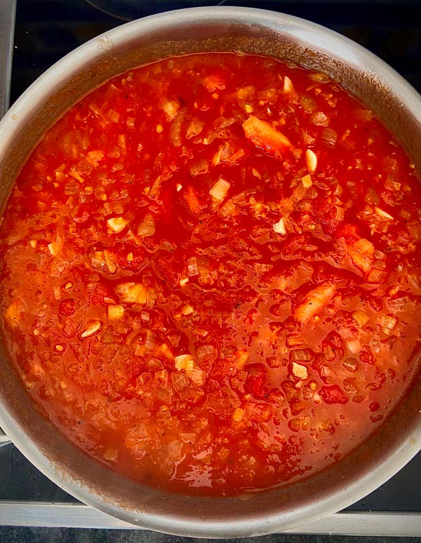 Preparando el sofrito para la empanada de bocartes