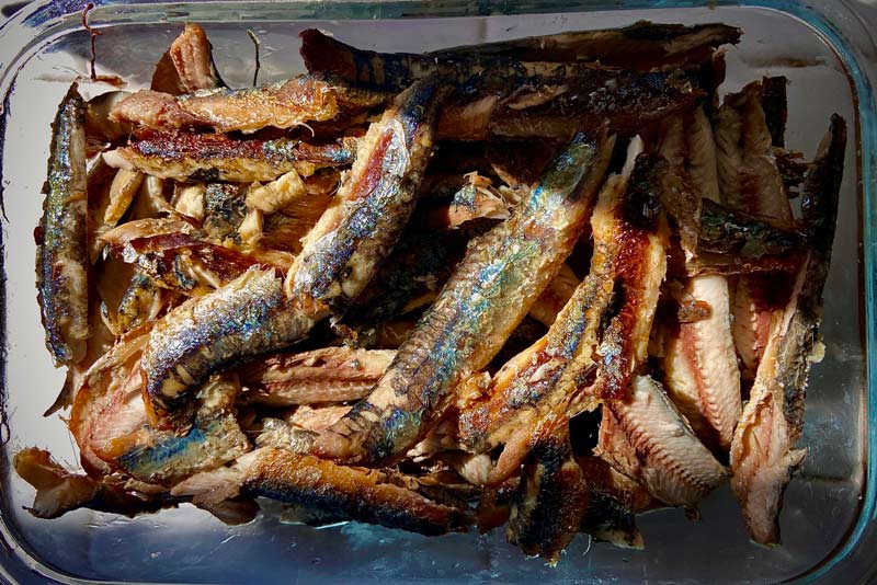 Bocartes fritos y sin espina preparados para echar a la empanada de bocartes