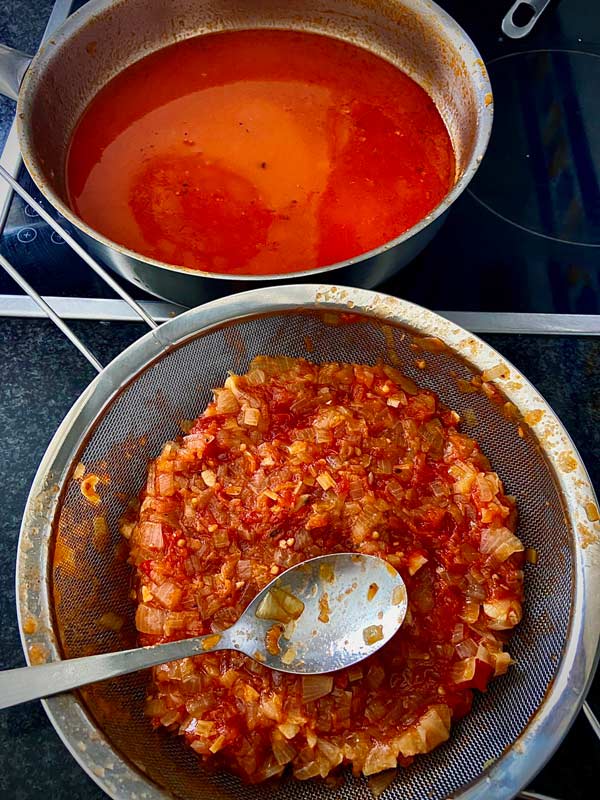colando el pisto para la empanada de bocartes