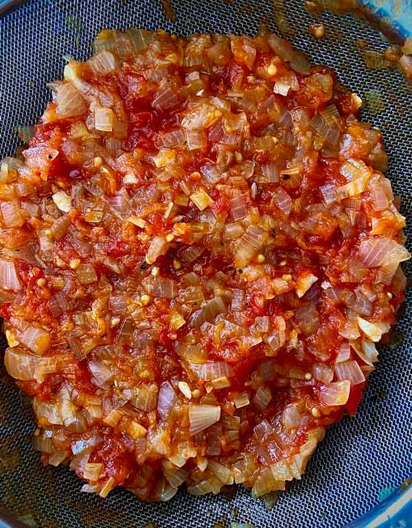 Pisto ya preparado para añadir a la empanada de bocartes