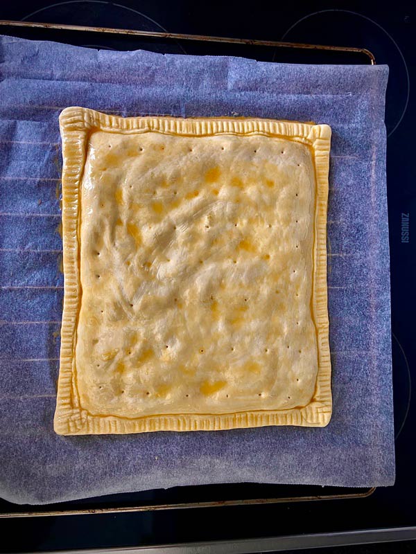 Se agujerea la empanada de bocartes para que no reviente y salga el relleno