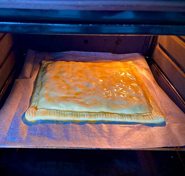 Llevamos al horno la empanada de bocartes