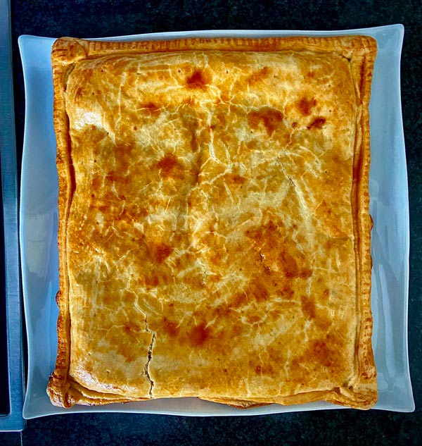 empanada de bocartes recién salida del horno