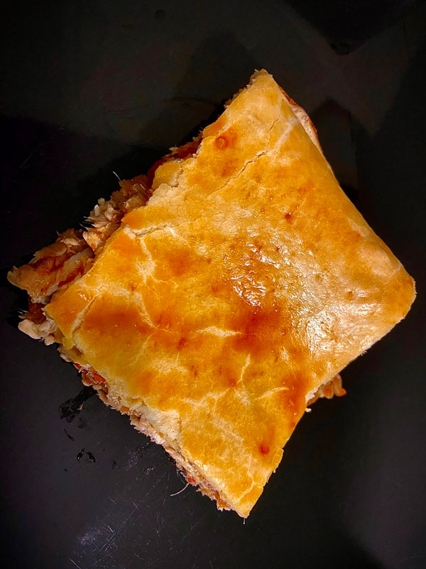 Trozo de empanada de bocartes casera