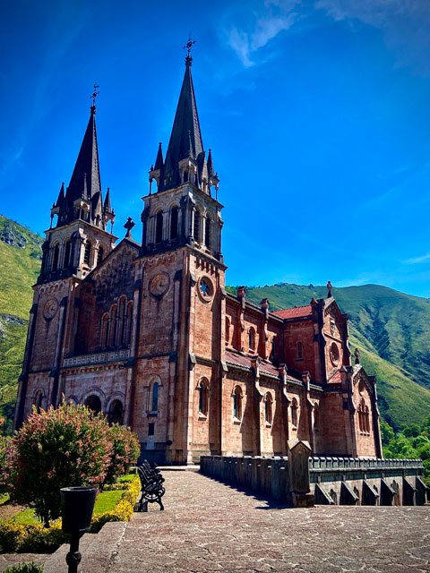 Vista frontal y lateral de la Basílica de Covadonga